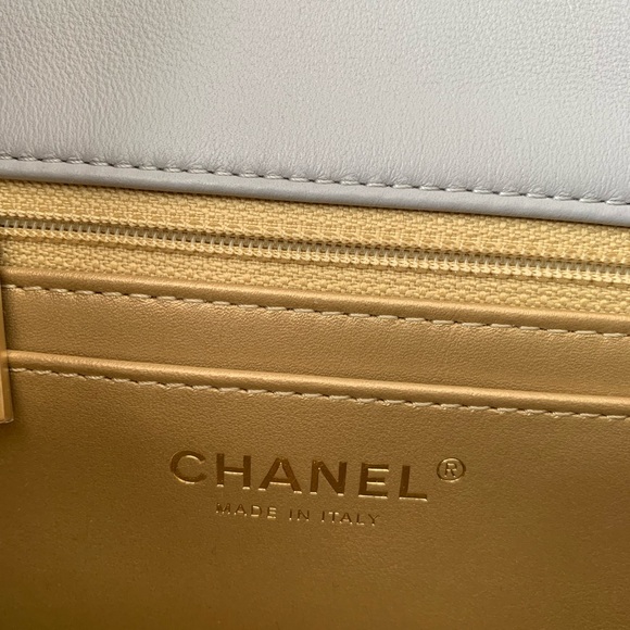 SOLDAuthentic Chanel Pearl Crush mini 21B - Picture 5 of 12